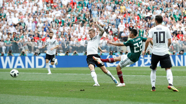 Momen gol Lozano ke gawang Jerman. (Foto: REUTERS/Carl Recine)