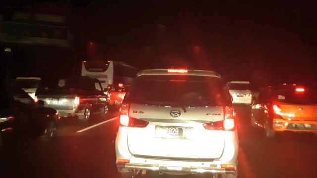 Kontra flow di Tol Jakarta-Cikampek (Foto: Twitter/TMCPoldaMetrp)