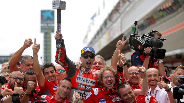 Lorenzo merayakan kemenangan. (Foto: REUTERS/Jon Nazca)