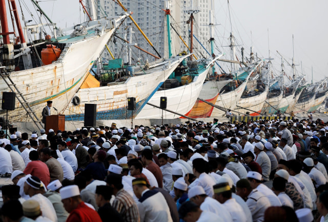 Suasana salat Idul Fitri di Sunda Kelapa, Jakarta Foto: REUTERS/Darren Whiteside