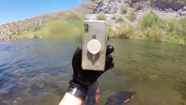 iPhone X yang 2 minggu tenggelam di sungai. (Foto: Man + River/YouTube)