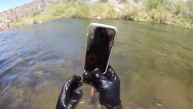 iPhone X yang 2 minggu tenggelam di sungai. (Foto: Man + River/YouTube)