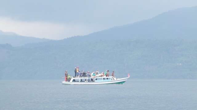 Perahu wisata di Danau Ranau (Foto: Flickr/b.b.l.a.c.k.y)