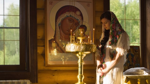 Wanita di gereja Ortodoks Rusia. (Foto: Shutterstock)