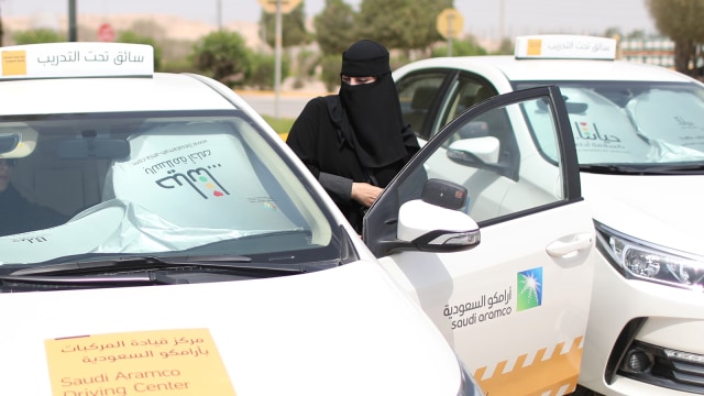 Perempuan Saudi latihan mengemudi (Foto: REUTERS/Ahmed Jadallah)