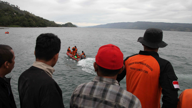 Proses evakuasi korban kapal KM Sinar Bangun (Foto: Reuters/Albert Damanik)