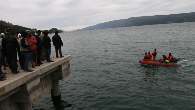 Pencarian korban KM Sinar Bangun di Danau Toba. (Foto: ANTARA FOTO/Irsan Mulyadi)