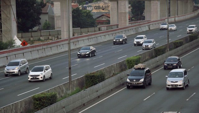 Volume Kendaraan Meningkat, Contraflow Diberlakukan Di Tol Cikampek ...