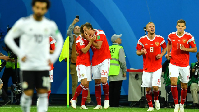 Para pemain Rusia merayakan gol. (Foto: REUTERS/Dylan Martinez)