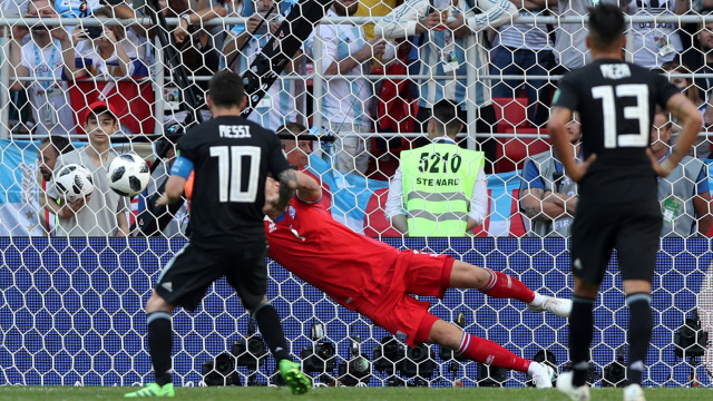 Kegagalan penalti Messi. (Foto: REUTERS/Albert Gea)