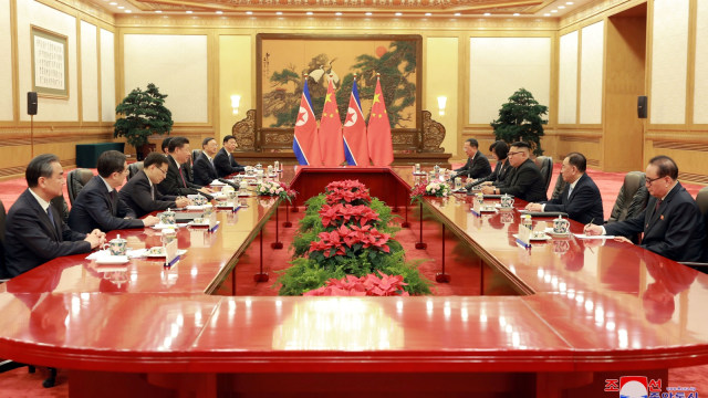 Pertemuan Kim Jong-un dan Xi Jinping. (Foto: KCNA via REUTERS)