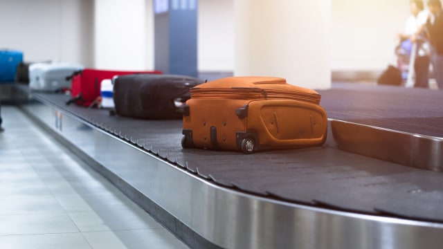 Ilustrasi koper di konveyor bagasi. (Foto: Shutterstock)