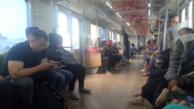 Kondisi di KRL Commuter Line cukup ramai (Foto: Nicha Muslimawati/kumparan)