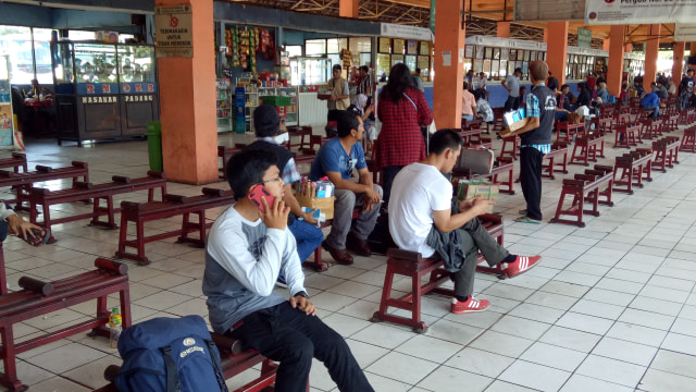 Pemudik pria di Terminal Kampung Rambutan (Foto: Aprilandika Pratama/kumparan)