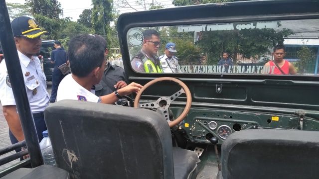 Pengecekan kelaikan kendaraan Jeep wisata. (Foto: Arfiansyah Panji/kumparan)