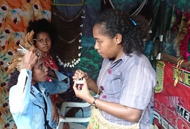 Hiasan Wajah Khas Papua Diserbu Pengunjung Festival Danau Sentani 