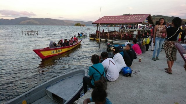 Hiasan Wajah Khas Papua Diserbu Pengunjung Festival Danau Sentani  (1)