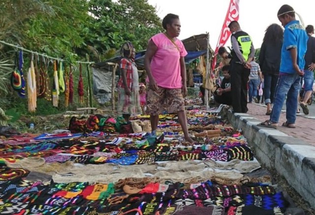 Hiasan Wajah Khas Papua Diserbu Pengunjung Festival Danau Sentani  (2)