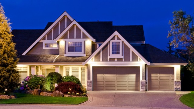 Ilustrasi rumah dengan lampu menyala. (Foto: Shutterstock)
