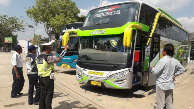 Petugas Gabungan Cek Kelaikan Bus dan Kesehatan Sopir di Terminal Gagak Rimang Blora