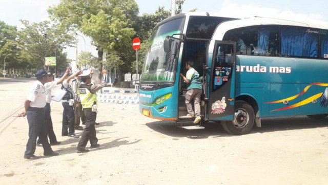 Petugas Gabungan Cek Kelaikan Bus dan Kesehatan Sopir di Terminal Gagak Rimang Blora (1)