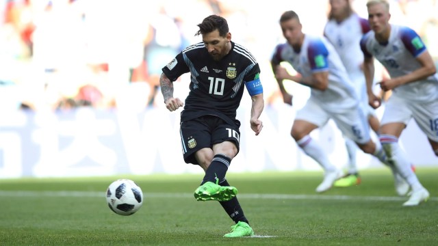 Messi gagal mengeksekusi penalti. (Foto: Reuters/Carl Recine)