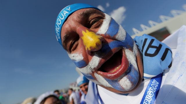 Ekspresi suporter Uruguay. (Foto: Reuters/Marcos Brindicci)
