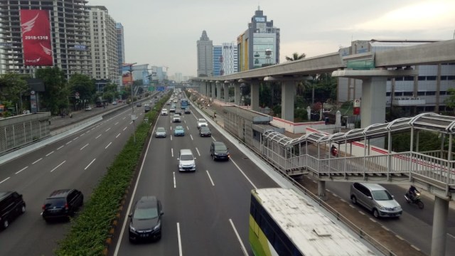 Arus lalu lintas di Jakarta masih ramai lancar (Foto: Indra Subagja/kumparan)