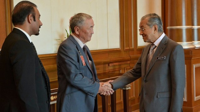 Mahathir Mohamad bertemu ayah Altantuya. (Foto: Twitter @chedetofficial)
