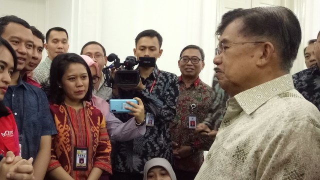 Ngobrol santai Jusuf Kalla dengan awak media (Foto: Kevin Kurnianto/kumparan)