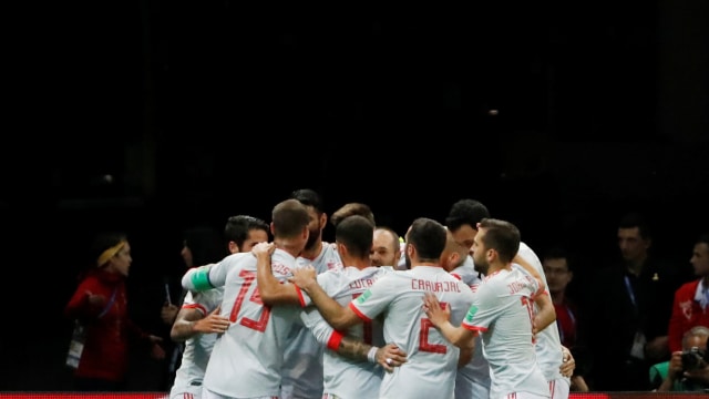 Para pemain Spanyol merayakan gol. (Foto: REUTERS/Jorge Silva)