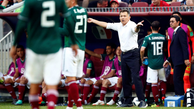 Instruksi Osorio di laga vs Jerman. (Foto: REUTERS/Axel Schmidt)
