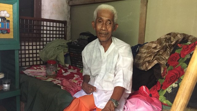 Kakek penjual buah keliling   (Foto: Marissa Krestianti/Kumparan )