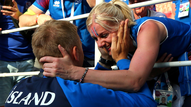 Hallgrimsson rayakan kemenangan Islandia. (Foto: REUTERS/Albert Gea TPX IMAGES OF THE DAY)