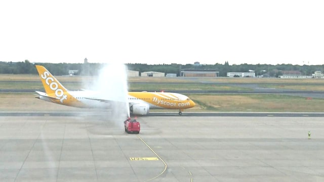 Pesawat Scoot tiba di Bandara Tegel Berlin, Jerman (Foto: Scoot)