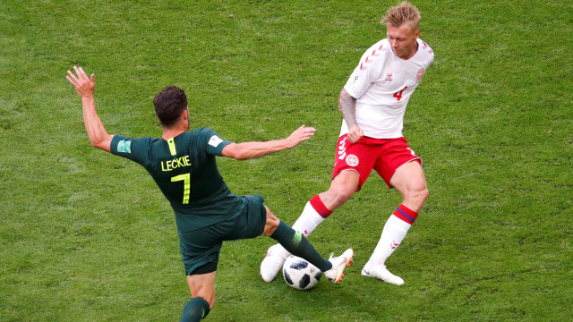 Duel Leckie vs Kjaer di Piala Dunia 2018. (Foto:  REUTERS/David Gray)