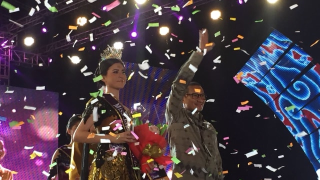 Sandi menyerahkan penghargaan pada Miss Jakfair. (Foto: Mirsan Simamora/kumparan)