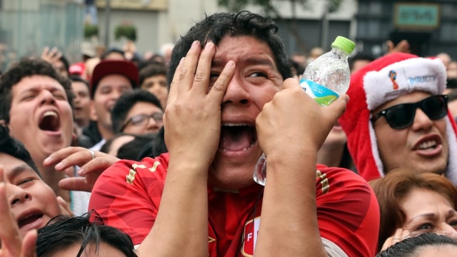 Suporter Timnas Peru di Lima. (Foto: Reuters/Guadalupe Pardo)