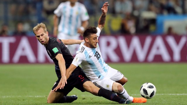 Pemain Argentina dan Kroasia berduel. (Foto: REUTERS / Ivan Alvarado)