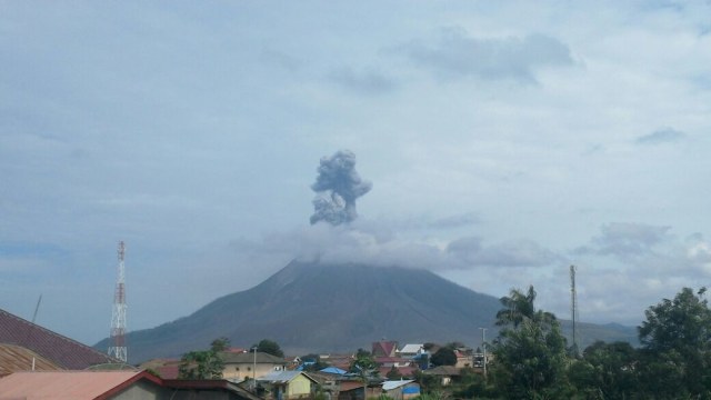 Erupsi Gunung Sinabung. (Foto: Twitter @BNPB_Indonesia)