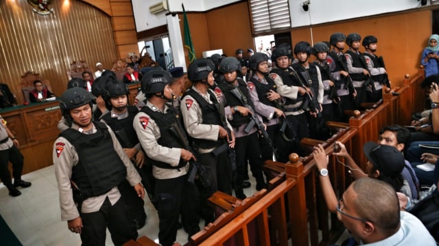 Petugas polisi di sidang vonis Aman Abdurrahman. (Foto: Aditia Noviansyah/kumparan)