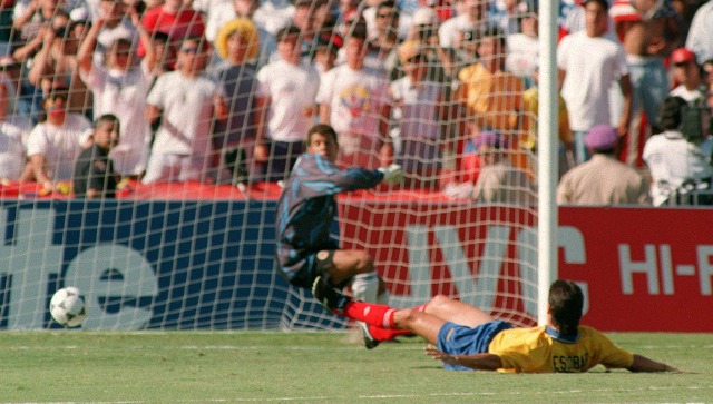 Gol bunuh diri Andres di Piala Dunia 1994. (Foto: ROMEO GACAD / AFP FILES / AFP)