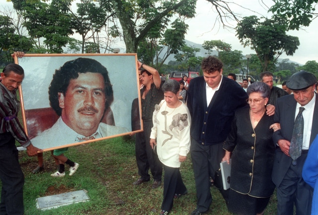Peringatan setahun tewasnya Pablo Escobar. (Foto: GUILLERMO TAPIA / AFP)