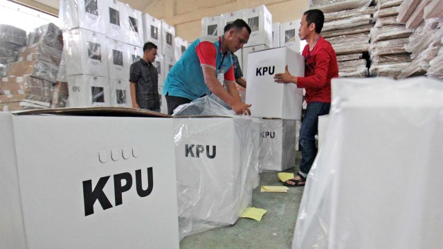 Pekerja menyiapkan kotak surat suara Pilkada. (Foto:  ANTARA FOTO/Septianda Perdana)