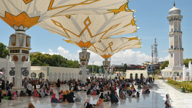 Suasana Masjid Raya Baiturrahman di Aceh. (Foto: ANTARA FOTO/Ampelsa)