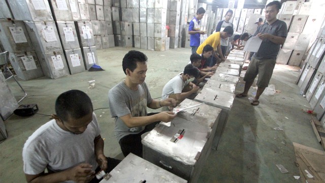 Pekerja persiapkan kotak suara logistik Pilkada. (Foto: ANTARA FOTO/Yulius Satria Wijaya)
