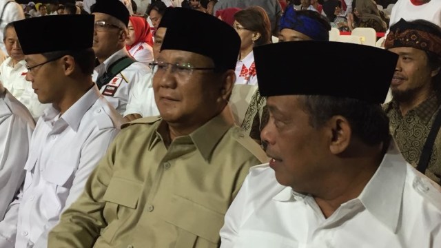 Prabowo saksikan debat Pilgub Jabar (Foto: Iqbal Tawakal/kumparan)