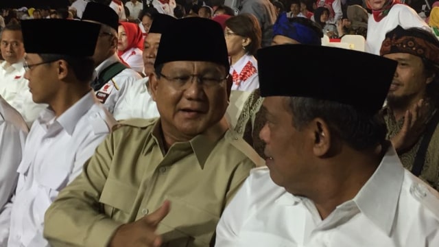 Prabowo saksikan debat Pilgub Jabar (Foto: Iqbal Tawakal/kumparan)