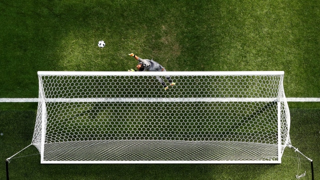 Penyelamatan Navas di laga vs Brasil. (Foto: REUTERS/Max Rossi)