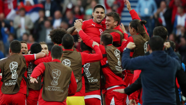 Mitrovic rayakan golnya bersama pemain Serbia. (Foto: REUTERS/Ricardo Moraes)